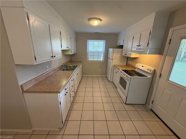 2201 Stonehaven Road, Kernersville, NC 27284
