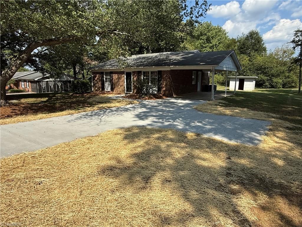2201 Stonehaven Road, Kernersville, NC 27284