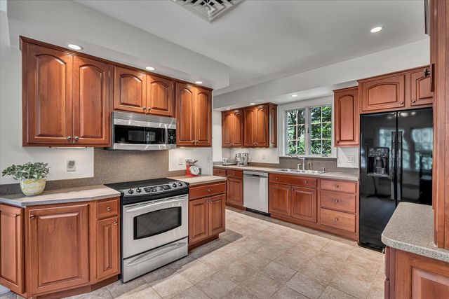 1000 27th Avenue, Moline, IL 61265