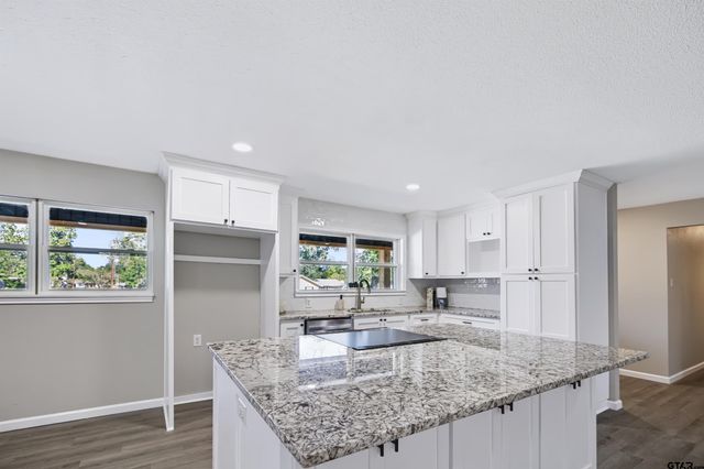 3211 Fernwood Dr, Tyler, TX 75701