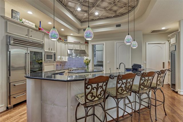 200 Sarasota Circle S, Montgomery, TX 77356