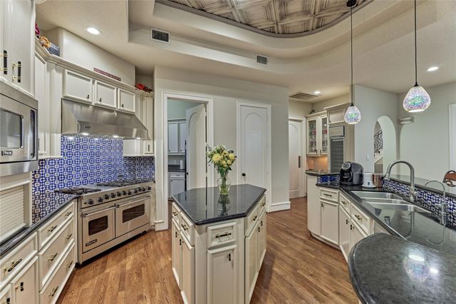 200 Sarasota Circle S, Montgomery, TX 77356