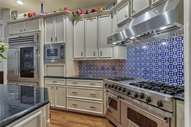 200 Sarasota Circle S, Montgomery, TX 77356