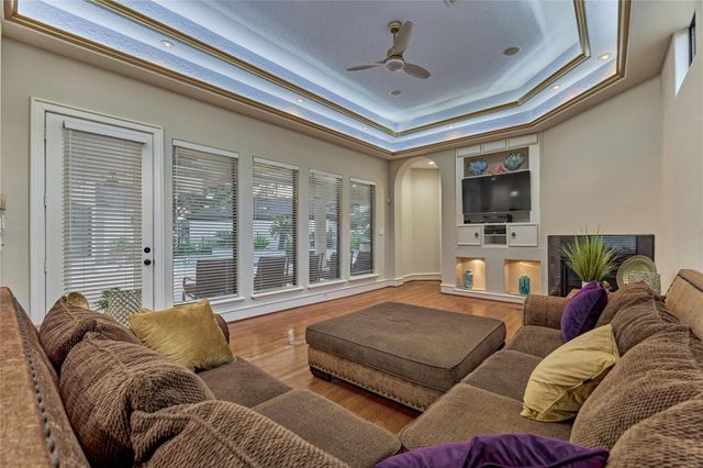 200 Sarasota Circle S, Montgomery, TX 77356