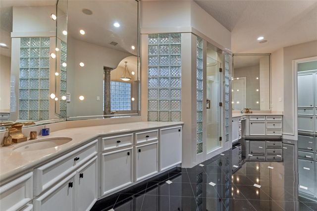 200 Sarasota Circle S, Montgomery, TX 77356
