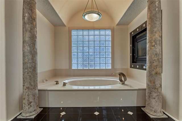 200 Sarasota Circle S, Montgomery, TX 77356