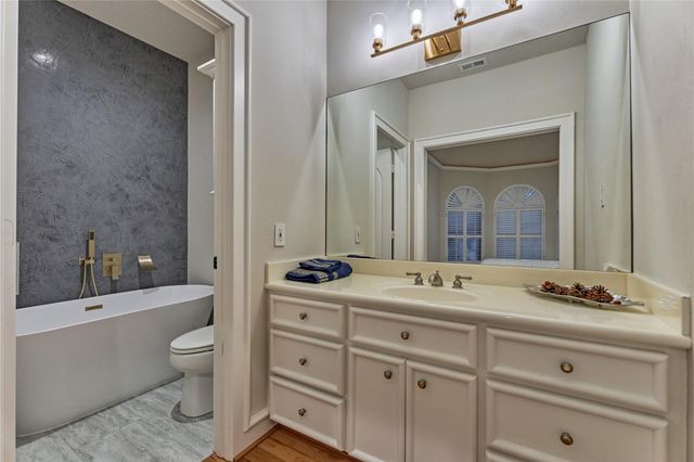 200 Sarasota Circle S, Montgomery, TX 77356