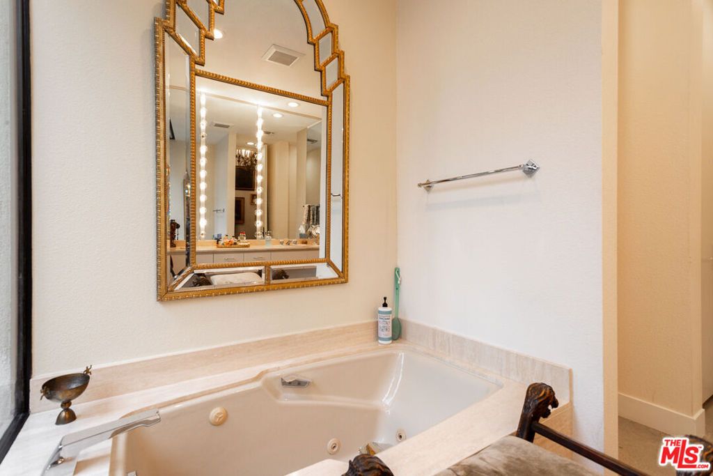 Image 12 of property listing at 74687 Arroyo Drive, Indian Wells, CA 92210