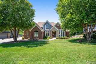 888 Suchava Drive, White Lake, MI 48386