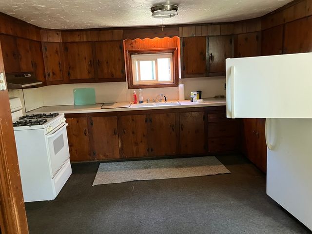 148 Point Grove Rd, Southwick, MA 01077
