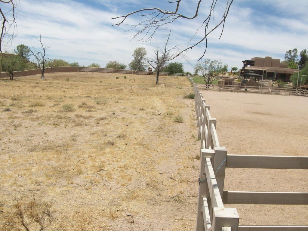 Image 10 of property listing at 23437 N CHURCH Road 10, Scottsdale, AZ 85255