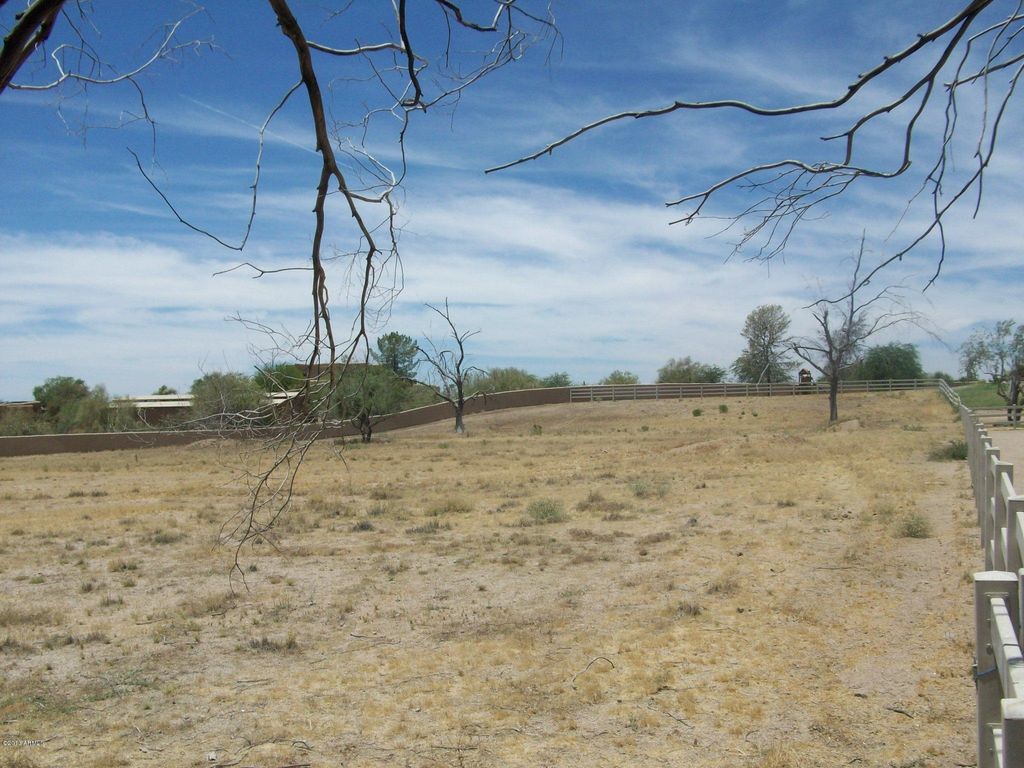 Image 13 of property listing at 23437 N CHURCH Road 10, Scottsdale, AZ 85255