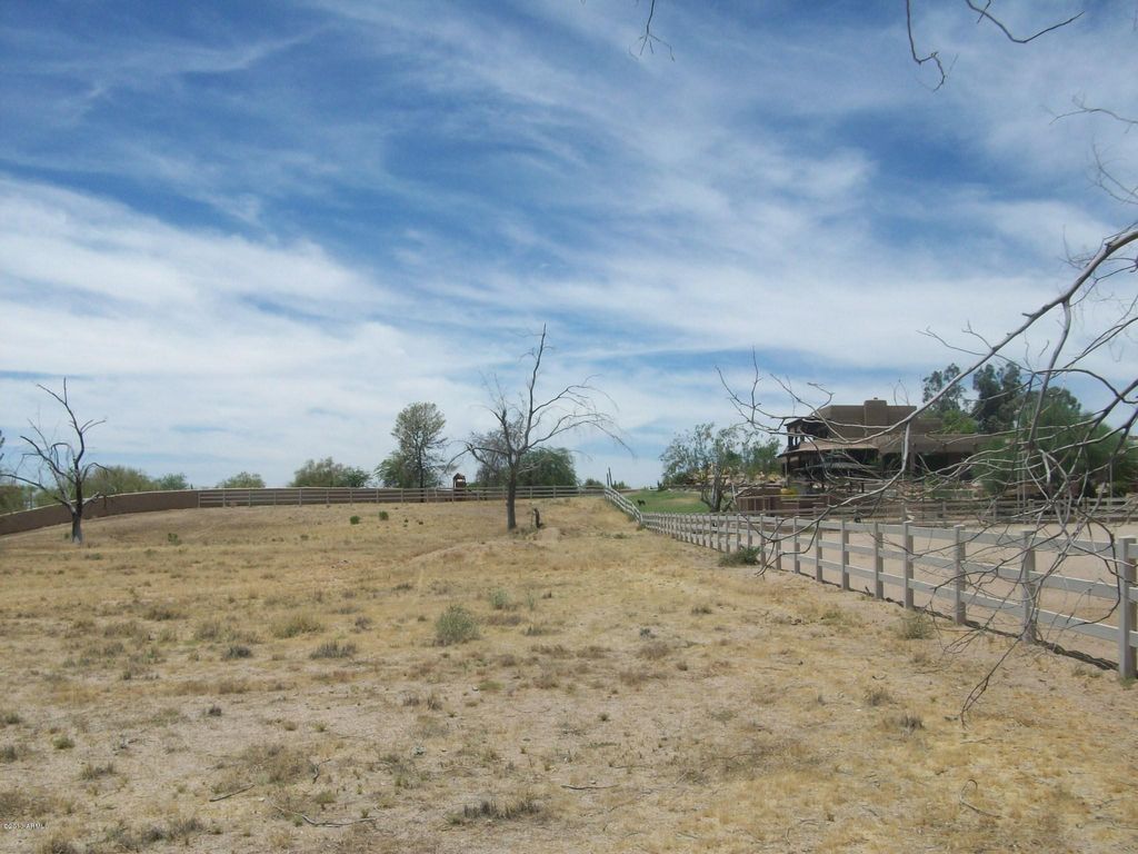 Image 9 of property listing at 23437 N CHURCH Road 10, Scottsdale, AZ 85255