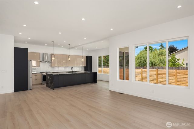 101 Palisades Place, Pacific, WA 98047