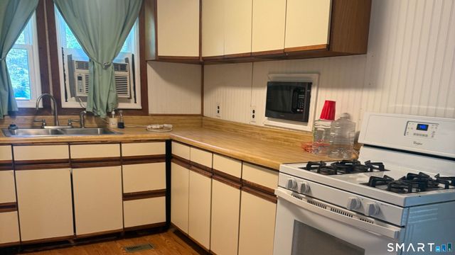 63 Evergreen Park, Clinton, CT 06413