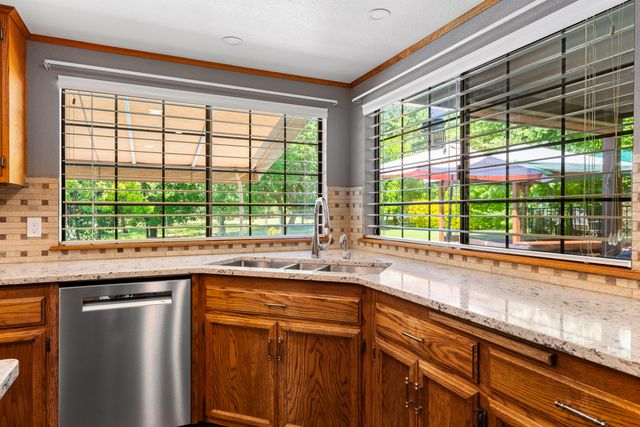 180 Horseshoe Drive, Grants Pass, OR 97526