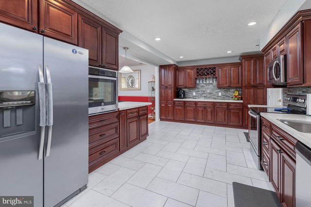 24 HOLLYBUSH DR, Glassboro, NJ 08028