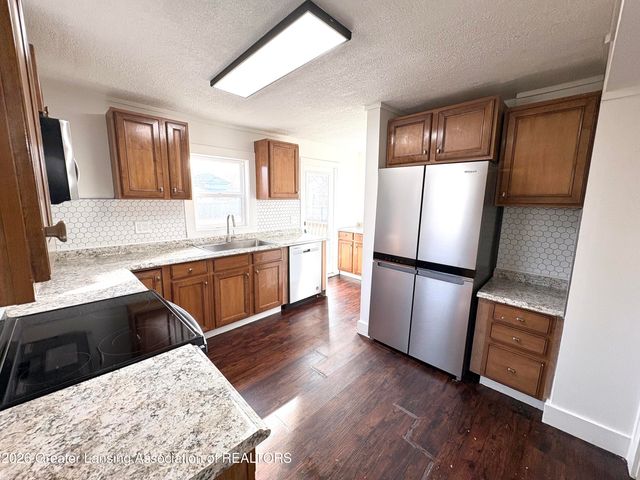 1233 W Michigan Avenue, Lansing, MI 48915