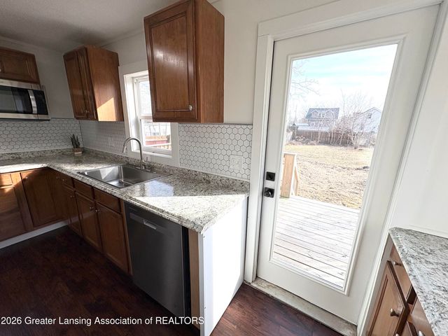 1233 W Michigan Avenue, Lansing, MI 48915