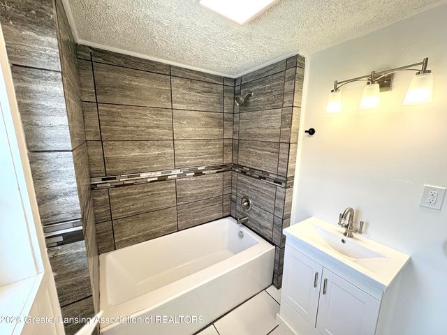 1233 W Michigan Avenue, Lansing, MI 48915