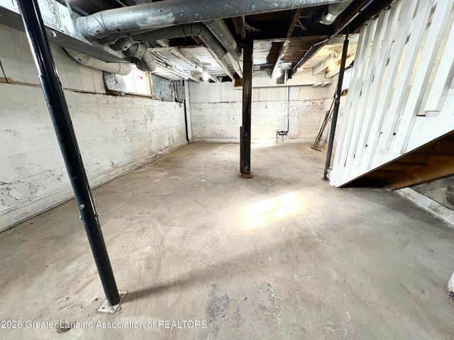 1233 W Michigan Avenue, Lansing, MI 48915