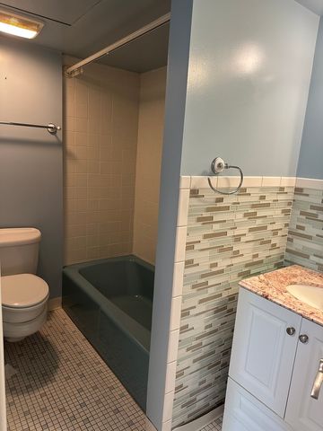 110 W Butterfield Road 402S, Elmhurst, IL 60126