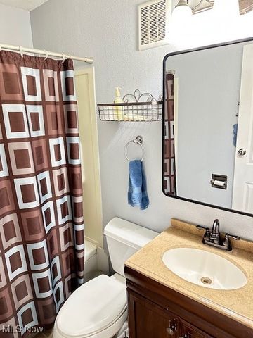 2194 Santom Road E, Stow, OH 44224