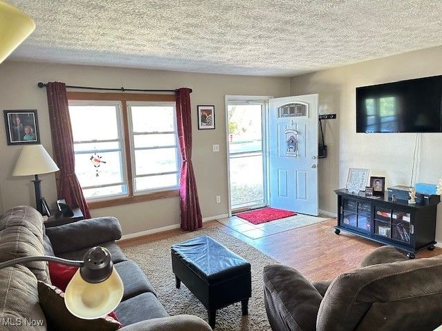 2194 Santom Road E, Stow, OH 44224