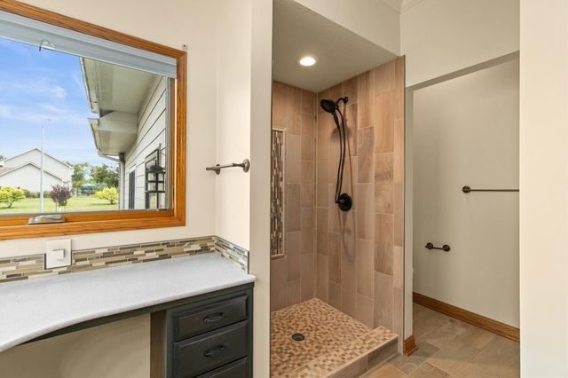 1009 NE 28th Street, Ankeny, IA 50021