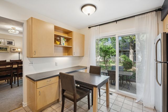 245 Stone Manor Circle, Batavia, IL 60510