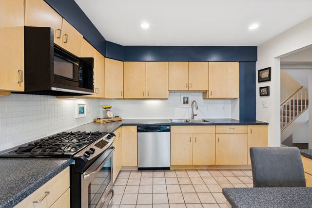 245 Stone Manor Circle, Batavia, IL 60510