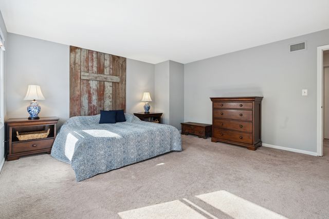 245 Stone Manor Circle, Batavia, IL 60510