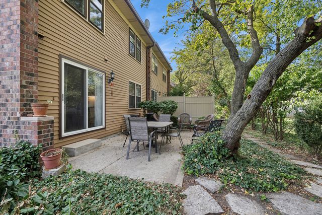 245 Stone Manor Circle, Batavia, IL 60510