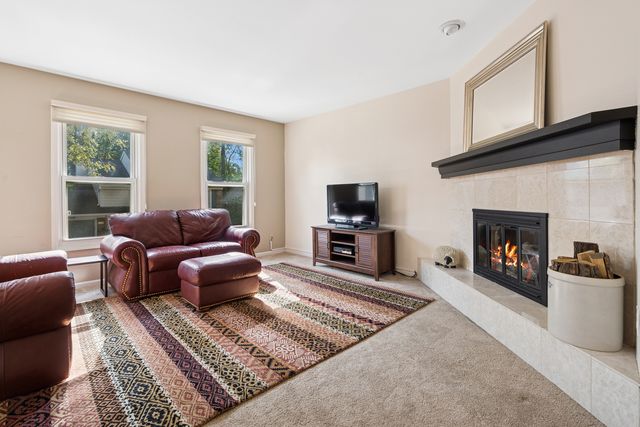 245 Stone Manor Circle, Batavia, IL 60510