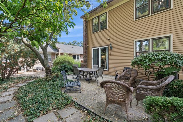 245 Stone Manor Circle, Batavia, IL 60510