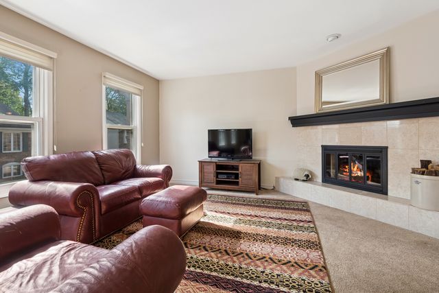 245 Stone Manor Circle, Batavia, IL 60510