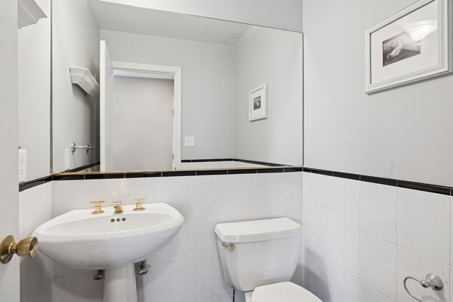 245 Stone Manor Circle, Batavia, IL 60510