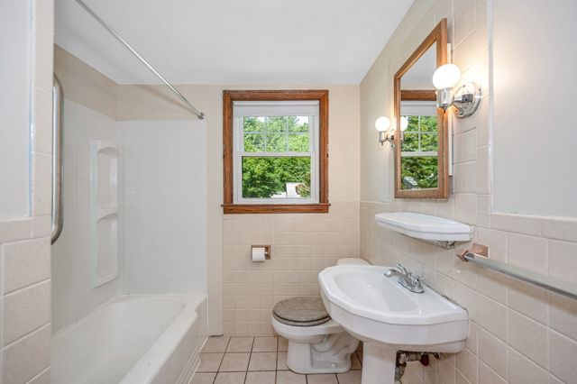 9 Hinckley Rd, Tewksbury, MA 01876