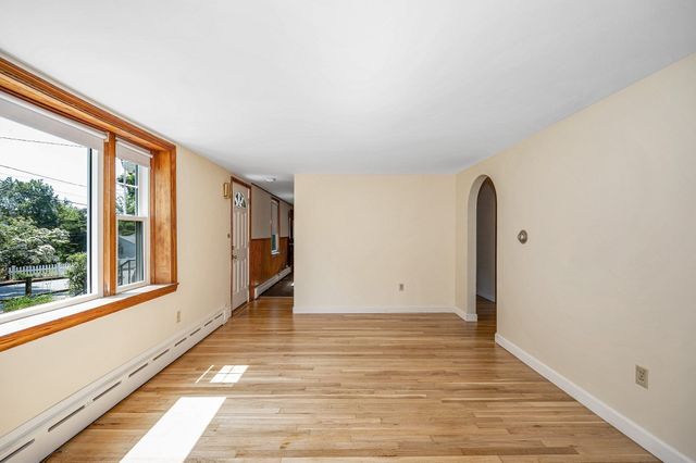 9 Hinckley Rd, Tewksbury, MA 01876