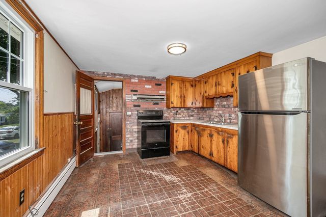9 Hinckley Rd, Tewksbury, MA 01876