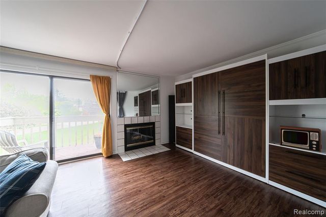 5590 Hillcrest Circle, West Bloomfield, MI 48322