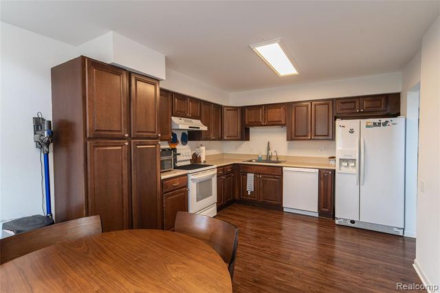 5590 Hillcrest Circle, West Bloomfield, MI 48322