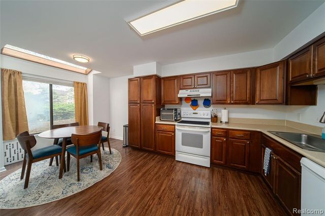 5590 Hillcrest Circle, West Bloomfield, MI 48322