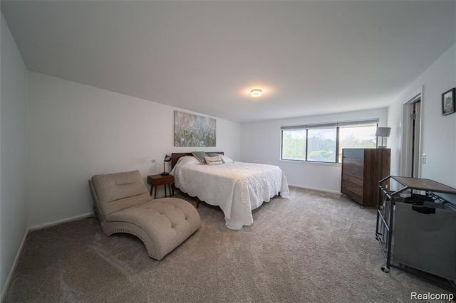 5590 Hillcrest Circle, West Bloomfield, MI 48322