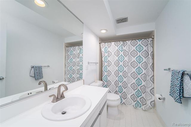 5590 Hillcrest Circle, West Bloomfield, MI 48322