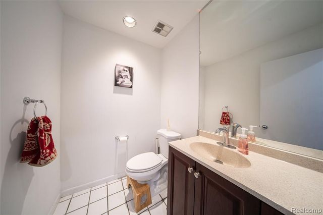 5590 Hillcrest Circle, West Bloomfield, MI 48322