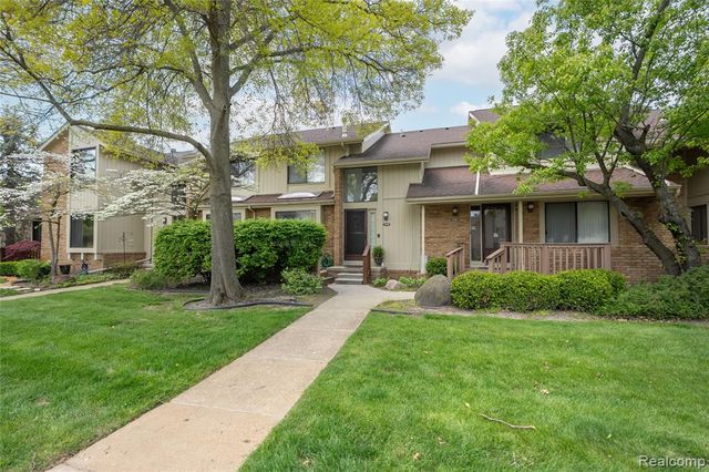 5590 Hillcrest Circle, West Bloomfield, MI 48322