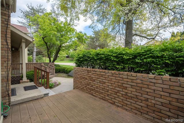 5590 Hillcrest Circle, West Bloomfield, MI 48322