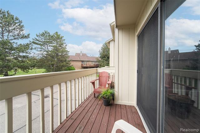 5590 Hillcrest Circle, West Bloomfield, MI 48322