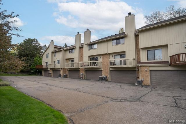 5590 Hillcrest Circle, West Bloomfield, MI 48322